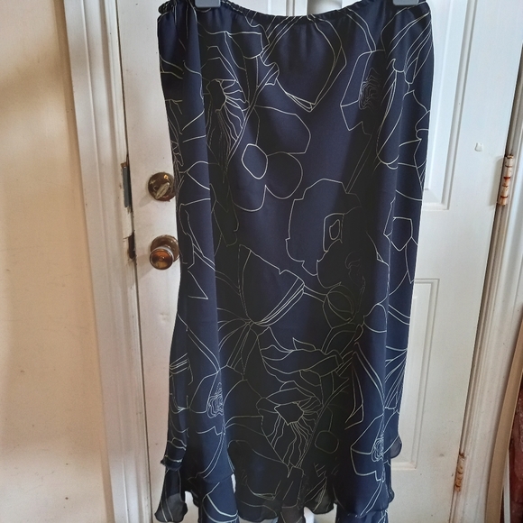 LAURA PLUS feminine skirt made of light material - Picture 1 of 6